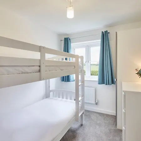 Host & - Bay * Cayton