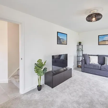 Host & - Bay * Cayton