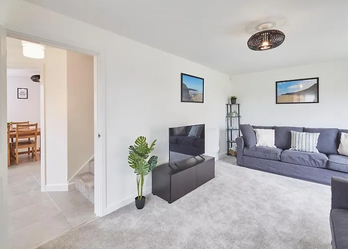 Host & - Bay * Cayton